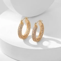 Goldene Creolen mit drei Reihen mikro-pavégefassten weißen Zirkonia-Kristallen - Weißer Zirkonia