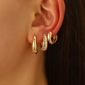 Dettaglio del set di tre ear cuff dorati con design a goccia lucido e finitura testurizzata - Orecchini a Goccia Texturizzati Oro (5218)