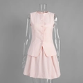 Détail de l'ensemble gilet sans manches rose clair et jupe plissée sur mannequin transparent - S / Rose