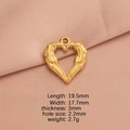 Detalle de colgante corazón con alas, medidas 19,5x17,7mm sobre tela rosa suave - Oro de 18K (Grande)