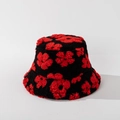 Detailansicht der weichen Plüsch-Fischermütze mit rotem Blumenmuster auf schwarzem Vlies - M (56-58cm) / Schwarz