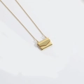Collar dorado con un colgante de sobre minimalista y un acabado metálico elegante - Sobre (Liso)