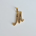 Détail macro du pendentif monogramme lettre M en acier inoxydable plaqué or 18 carats poli - Pendentif uniquement / Pendentif M
