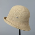 Détail de la maille ajourée délicate et du badge métallique sur le chapeau cloche beige - M (56-58cm) / Kaki