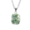 Dettaglio del pendente in pietra naturale verde e bianca con catenina in argento - Argento Unakite