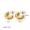 Goldene 19mm gerippte Edelstahl C-Creolen mit 12,8g Gewicht auf weißem Hintergrund - Gerippte Textur C-Form Stil (HF-E3165)