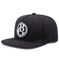 Dunkelgraue Snapback-Cap mit flachem Schirm und rundem BGE-Sticklogo auf der Vorderseite - Verstellbar / Schwarz