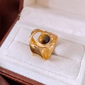 Détail d'une bague double vintage en or mat sertie d'une pierre œil de tigre ronde - Oeil de Tigre Doré (WR441)