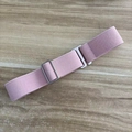 Verstellbarer rosa unsichtbarer Stretchgürtel mit Metallschnalle auf Holzgrund - Rosa / 80-100cm