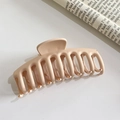 Elegante pinza de pelo de plástico beige para peinados de moño en fondo blanco - Color Piel