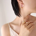 Pendientes en forma de C con circonitas rosas y anillos dorados a juego - Dorado