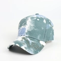 Vue détaillée du motif tie-dye sur la casquette de baseball en coton bleu et blanc avec coutures - Vert Foncé