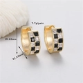 Detalle de aros dorados de ajedrez con circón y medidas precisas de dimensiones - H-11499 Huggie de Cuadros Blanco y Negro Dorado