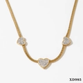 Elegante collana a maglia serpente dorata con tre ciondoli a cuore con cristalli lucidi - Collana d'oro (XD985)