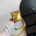 Schicke kleine quadratische Tasche in Gold-Spiegeloptik mit passendem breitem Gürtel - Gold