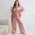 Elegantes Set aus rosa Satin-Pyjamas mit kurzärmligem Hemd und Hose mit weitem Beinverlauf - 1XL / Rosa