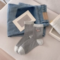 Mittelhohe Baumwollsocken mit grauen Streifen und Hundestickerei in einem Lifestyle-Set - Einheitsgröße / Grau
