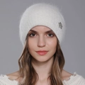 Gorro blanco de lana de angora para mujer con elegante broche de diamantes de imitación - Blanco