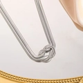 Dettaglio ravvicinato della collana a catena serpente argento con nodo centrale - Collana con catena a serpente annodata (81229) / Color Acciaio