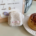 Mini custodia AirPods in morbido peluche bianco con cordino viola e etichetta logo - Stile Corda Corta / Bianco Crema
