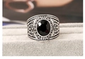 Vista macro de anillo militar vintage con gran gema negra y relieve de águila - 18# / Negro