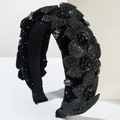 Detalle de diadema de terciopelo negro con flores de cristal y gemas grises - Negro