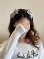 Set di due eleganti fermagli per capelli con fiocco in raso grigio indossati dal modello - Pezzo Singolo / Grigio