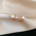 Dettaglio di orecchini a C in oro rosa con perle bianche e scintillanti zirconi cubici - Perno d'Argento-Oro Rosa