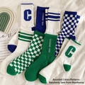 Set aus blauen, grünen und weißen Baumwollsocken mit College-Stickerei und Streifenmuster - Gemischte Klein-Blaue Trendsocken