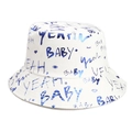 Dettaglio del cappello a secchiello bianco con lettere BABY graffiti blu e scarabocchi - M (56-58cm) / Bianco Blu