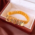 Dettaglio del bracciale geometrico placcato oro 18k con fibbia e gemme verdi e chiare - Stile Fibbia Cintura / Oro