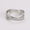Dettaglio dell'anello incrociato argento con micro-pavé di zirconi per donna - US 6 / Colore acciaio