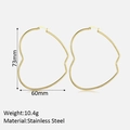 Detalle de aros grandes de corazón dorados mostrando la altura de 73mm y el peso 10,4g - Oro de 18K / 60*73mm