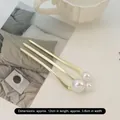 Épingle à cheveux en U dorée élégante avec trois perles blanches au design asymétrique - Style Triple Perle d'Or (#204) / 12x3,8 cm