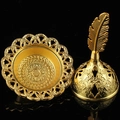 Détail du brûleur d'encens en métal doré évidé avec poignée plume et base ciselée - Plume A