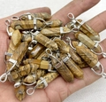Detailweergave van zeshoekige natuursteenhangers met houtnerf en zilveren sluitingen - Tijgeroog stenen armband