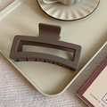 Pinza de pelo cuadrada marrón mate 10,5 cm para pelo grueso en bandeja beige - Café Oscuro Mate