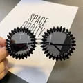 Übergroße runde Sonnenbrille mit funkelnden schwarzen Kristallen und UV400-Schutz - Graue Gläser / Silberne Basis Schwarzer Strass