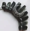 Handgefertigtes Diadem mit silbernem Mond und dunkelgrünen sowie schwarzen Rohsteinen - Weiß-K Stirnband/Mond/Grauer Labradorit