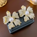 Pendientes de flor dorada con diamantes de imitación y perlas grandes en plata 925 - Pendientes de Flor con Diamantes y Perlas (Pin de Plata)