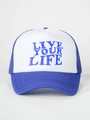 Detailweergave van blauw-witte truckerpet met Live Your Life geborduurde tekst - Verstelbaar / Wit/Koningsblauw