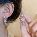 Boucles d'oreilles argentées avec motifs planétaires scintillants et perles blanches - Style Gland de Planète (125) / Argent
