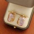 Detalle de pendientes de perlas barrocas con barra dorada y circón en caja de joyería - Perla Barroca (Dorado Púrpura) / Dorado con Púrpura