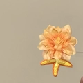 Exquisite handgefertigte Haarspange mit orangefarbenen Stoffblüten und bestickten Blättern - Stoffblume Seestern Entenschnabel Clip / Gelb-Orange