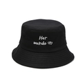 Schwarzer Fischerhut aus Baumwolle mit weißer Herzstickerei und Her weirdo Slogan - M (56-58cm) / Bestickter Stil / Schwarz (Her weirdo)