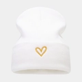 Dettaglio del berretto in maglia bianca con ricamo a cuore giallo di alta qualità - Bianco