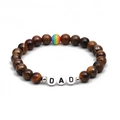 Tijgeroog kralenarmband voor heren met regenboogkraal en DAD-letters op een witte achtergrond - Tijgeroog