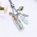Collar de vial de cristal para aromaterapia con piedras verdes y colgantes de plumas - Prehnita