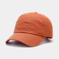 Dettaglio del cappellino da baseball in cotone rosso mattone con cuciture a sei pannelli - Regolabile / Arancione