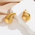 Elegante goldene Tropfenohrringe mit Spiegelglanz auf weißem strukturiertem Stein präsentiert - Klein (2.5*1.4) / Gold